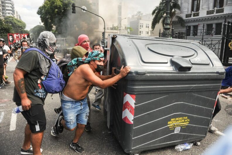 Incidentes en el Congreso: manifestantes de izquierda lanzaron una bomba molotov contra efectivos policiales