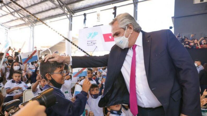 La Rioja: En un acto por el inicio de clases un alumno inquietó a Alberto Fernández haciéndole una pregunta incómoda