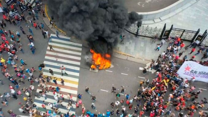 Incidentes en el Congreso: manifestantes de izquierda lanzaron una bomba molotov contra efectivos policiales