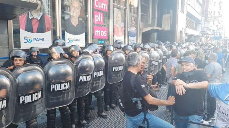 Más escándalos en PAMI: Incidentes por protesta de ex combatientes de Malvinas “No tenemos servicios médicos, nos quitaron las prestaciones”