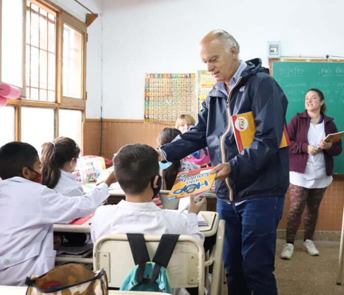 Grindetti y Kravetz recorrieron las obras en la Escuela nº 52 y  entregaron kits escolares