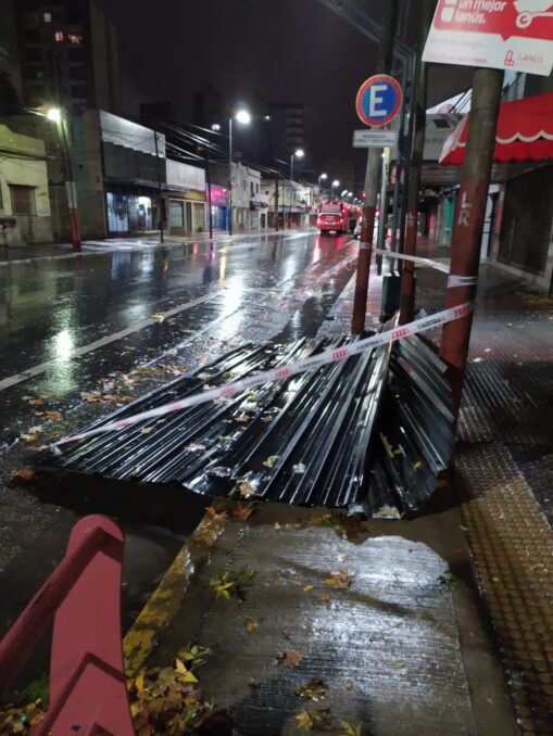 Defensa Civil desplegó cuadrillas para contener los efectos del temporal en distintos barrios de Lanús