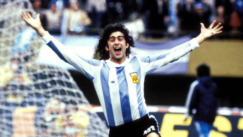 Mario Kempes, goleador argentino en el Mundial 1978, volvió a su ciudad natal de Córdoba después de 44 años