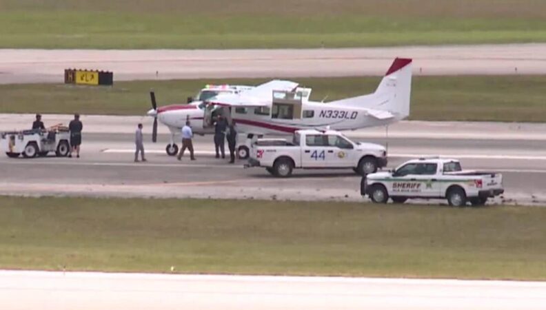 Florida: Un pasajero sin experiencia de vuelo aterrizó un avión después de que el piloto quedara incapacitado