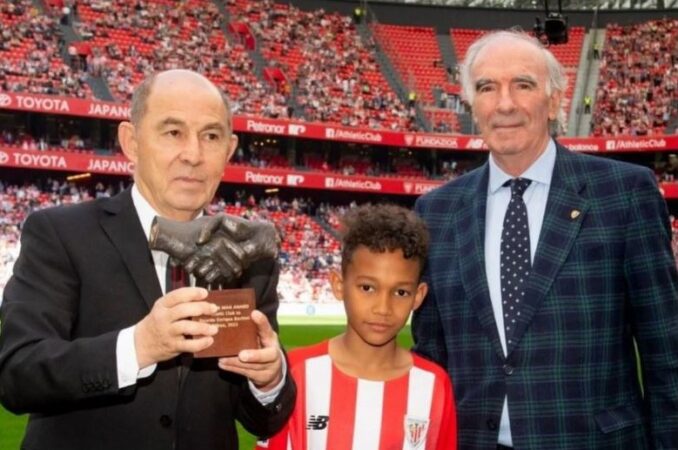 Homenaje del Athletic de Bilbao a Ricardo Bochini: recibió el premio "One Club Man" por su trayectoria en un solo equipo