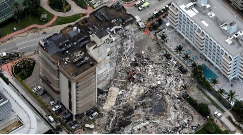 Sentido homenaje a un año del impactante derrumbe en el edificio Surfside en Miami