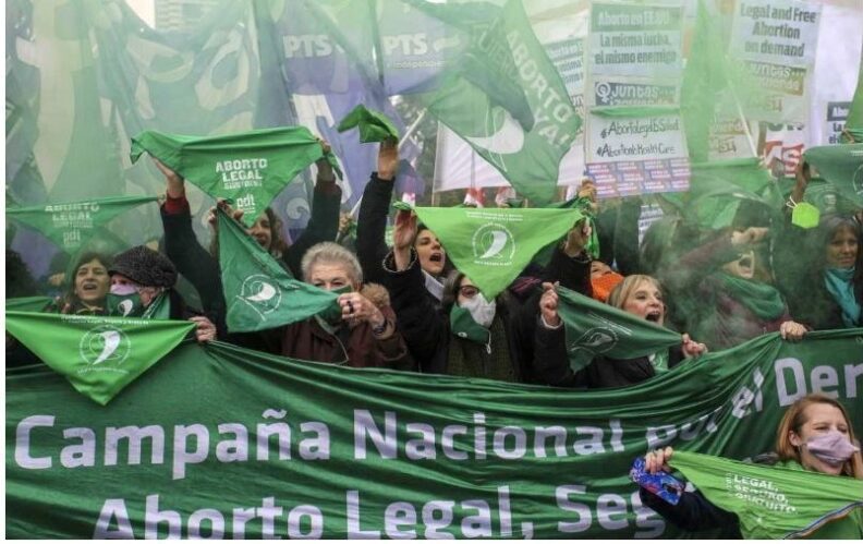 Pañuelazo frente a la Embajada de Estados Unidos en rechazo a la decisión de la Corte sobre el aborto