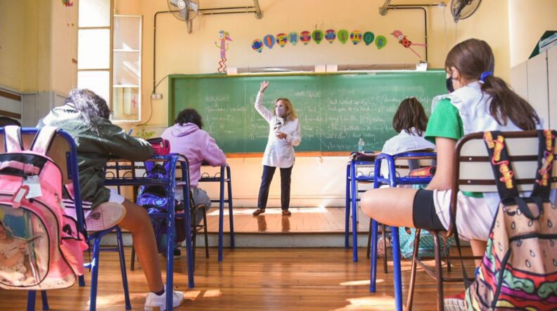 Adiós al “todes” en las escuelas de CABA: el Ministerio de Educación porteño regulará el lenguaje inclusivo