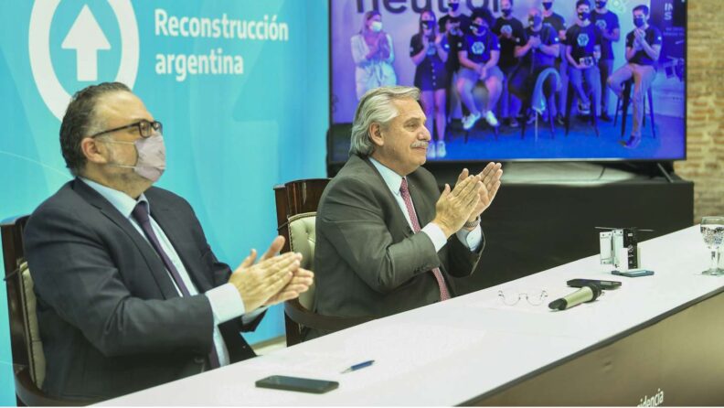 Alberto Fernández estrenó la lapicera que le regaló Cristina Kirchner y le pidió la renuncia a Matías Kulfas