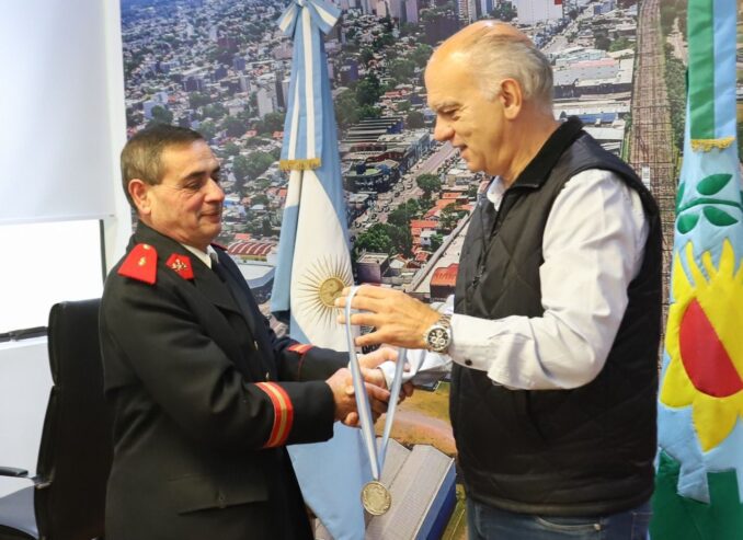 Día del Bombero Voluntario: el intendente de Lanús homenajeó a los agentes con 20 años de servicio