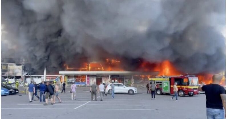 Un misil ruso destruyó un centro comercial en Ucrania: en el lugar había cerca de 1.000 personas