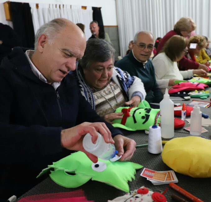 Lanús Este: taller de armado de juguetes en el centro de jubilados “La amistad”