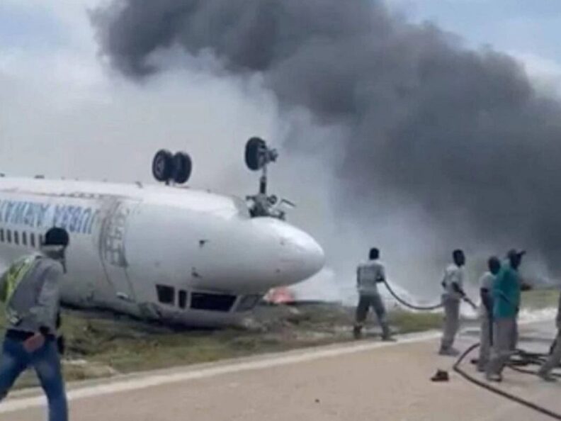 Milagroso accidente aéreo: un avión “volcó” y los 36 ocupantes se salvaron