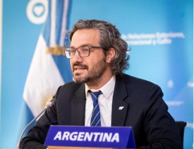 “Gobierno de científicos”: el canciller argentino recibió al embajador suizo con la bandera de Dinamarca
