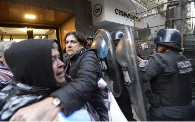 Tensión frente al departamento de Cristina Kirchner: manifestantes derribaron el vallado