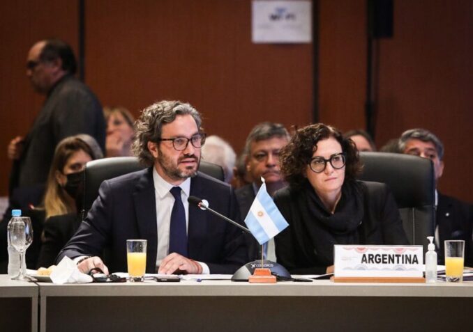 Los embajadores argentinos cobran el doble que sus pares de países vecinos