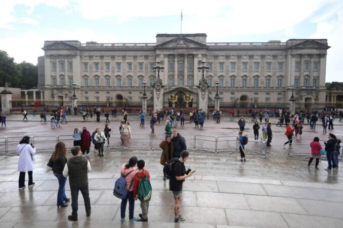 Preocupación en el Reino Unido: la reina Isabel II está bajo supervisión médica