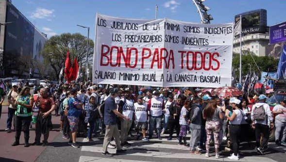 Tensión social: organizaciones piqueteras vuelven a las calles en reclamo de un bono de fin de año