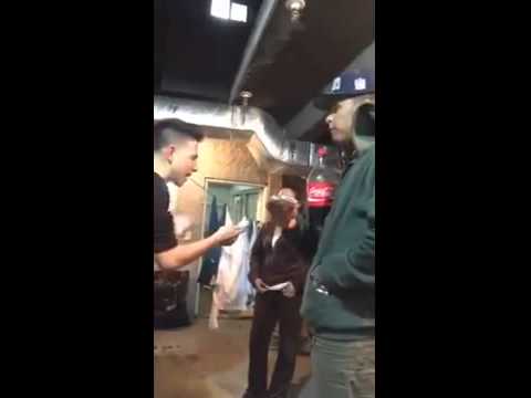 Joven Rapero sorprende a su madre con una canción “grosera”