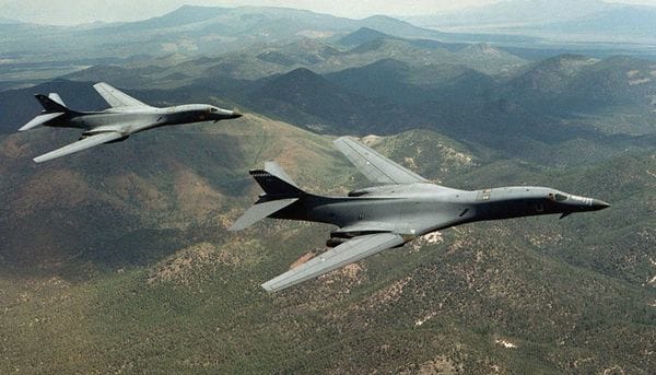 2017-05-30T020206Z_273460525_RC18992AB010_RTRMADP_3_NORTHKOREA-MISSILES-BOMBER-1-e1496148186303