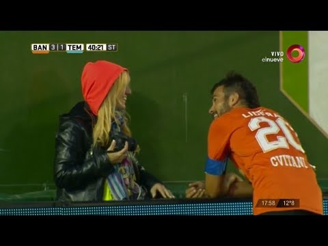 Una fotógrafa consoló a Cvitanich en la cancha y Chechu Bonelli lo destrozó !