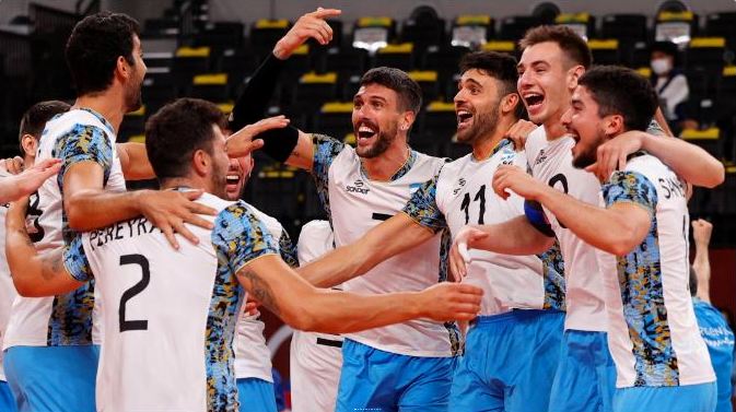 Festejo de los muchachos argentinos en el triunfo sobre Italia en Voley
