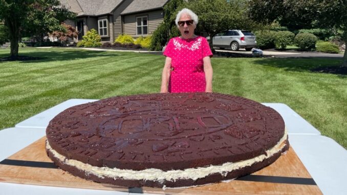 Abuela Influencer: Para su cumple 95 crea una galleta Oreo de 79 kilos