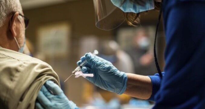 Nueva York exigirá constancias de vacunación anti-COVID en algunos espacios