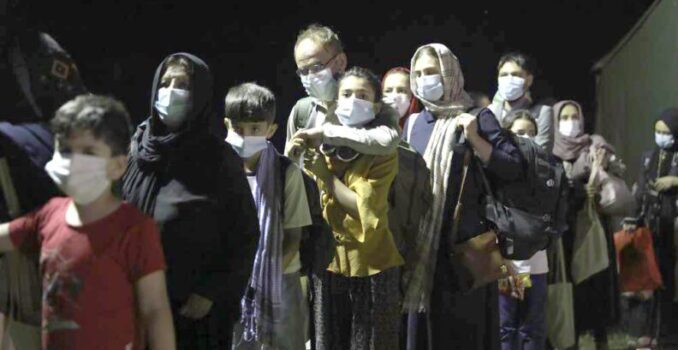 Retoman la evacuación en Kabul; hay más de 100 muertos por los ataques suicidas