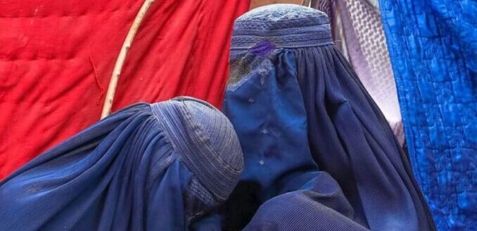 En un hecho inédito para Afganistán, las mujeres marcharon por sus derechos