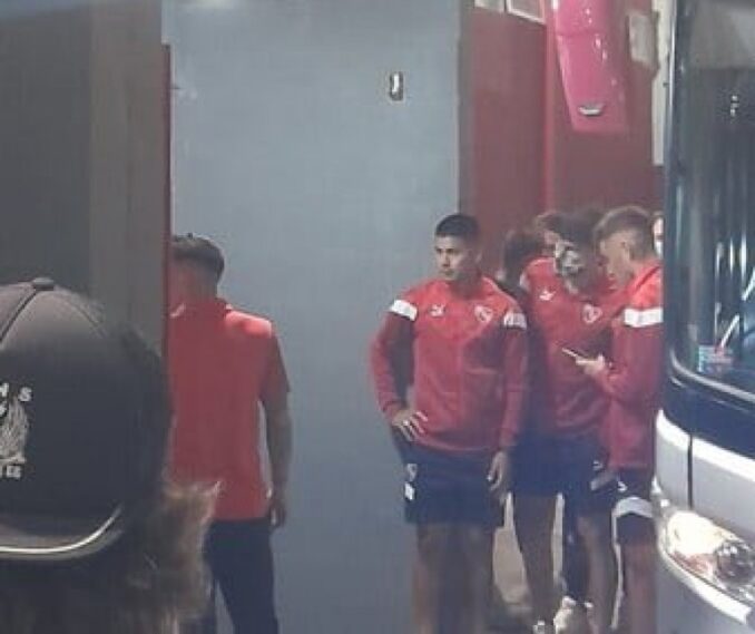 Caos en Independiente: barrabravas increparon a los jugadores en el vestuario y robaron indumentaria