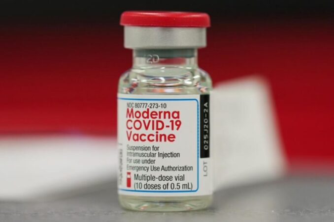 La FDA aprueba la dosis refuerzo de  Moderna y J&J y habilita la combinación de vacunas