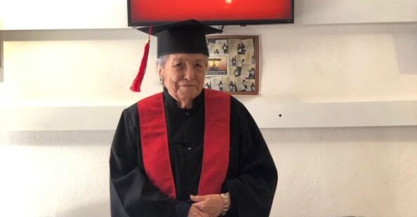 Una abuela se gradúa de la universidad a los 93 años