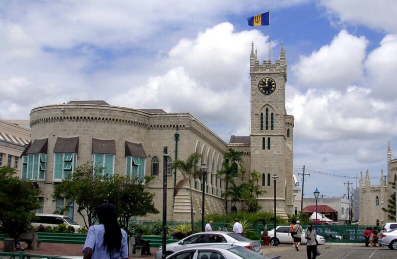 Barbados rompe su vínculo con la monarquía británica y se convierte en república