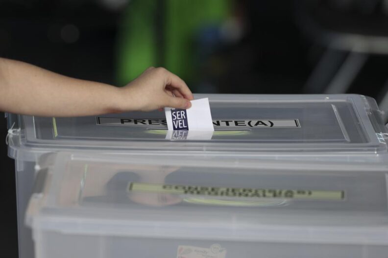 Los Chilenos votan por un nuevo presidente 