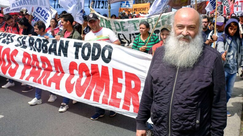 Argentina: el Gobierno reparte miles de millones entre piqueteros, asociaciones y grupos mapuches