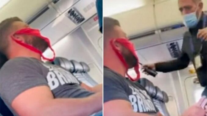 Le prohíben volver a volar por United Airlines por usar una tanga como barbijo