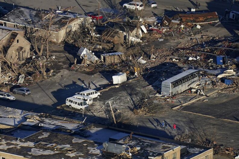"Oren por Mayfield": la ciudad se lamenta por las secuelas del tornado 
