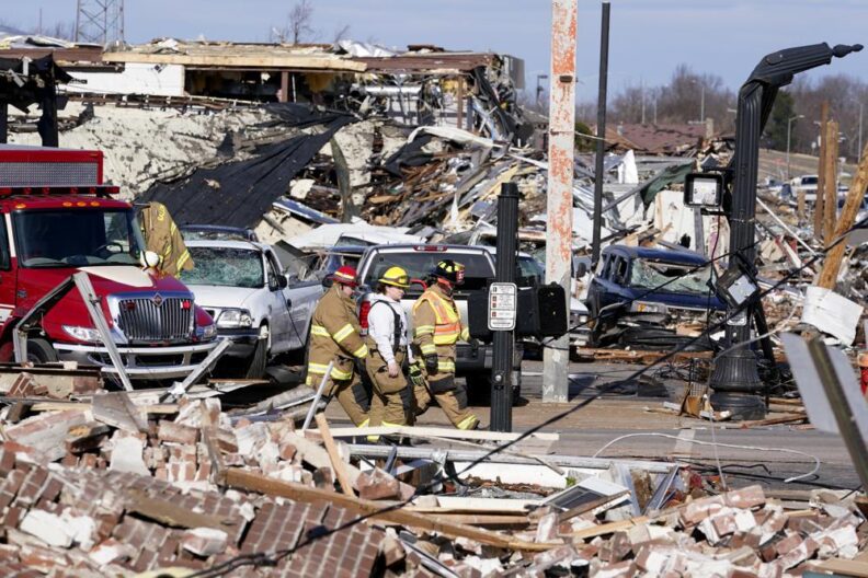 Un tornado dejan decenas de muertos en cinco estados de EEUU 