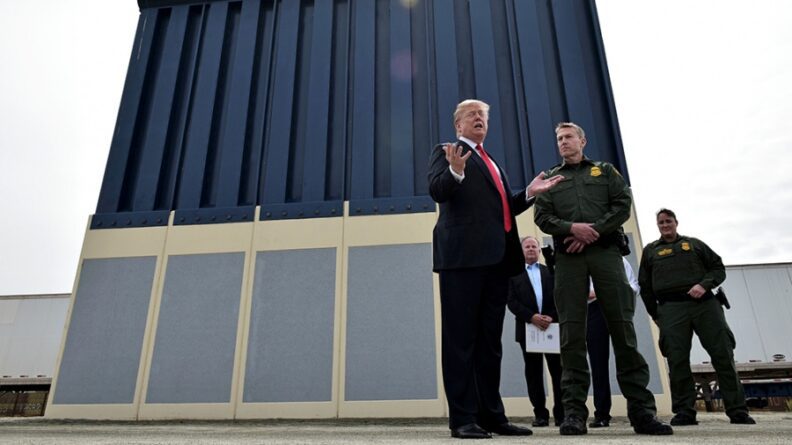Ahora Biden vuelve a aplicar la medida de Trump que obliga a migrantes a esperar en México