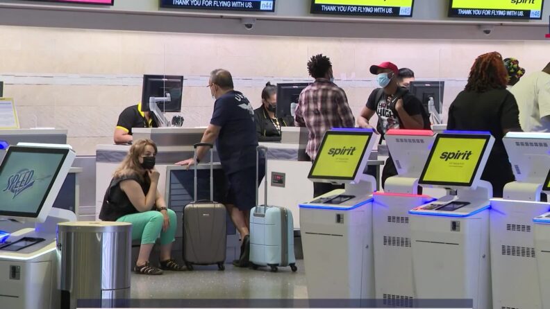 Decenas de vuelos cancelados en los aeropuertos del sur de Florida, miles en todo el país