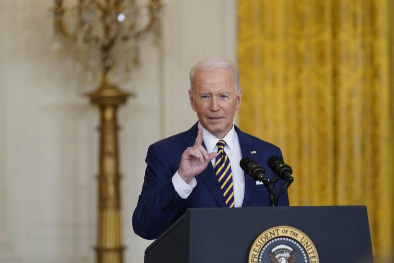 La popularidad de Biden toca fondo a un año de su mandato