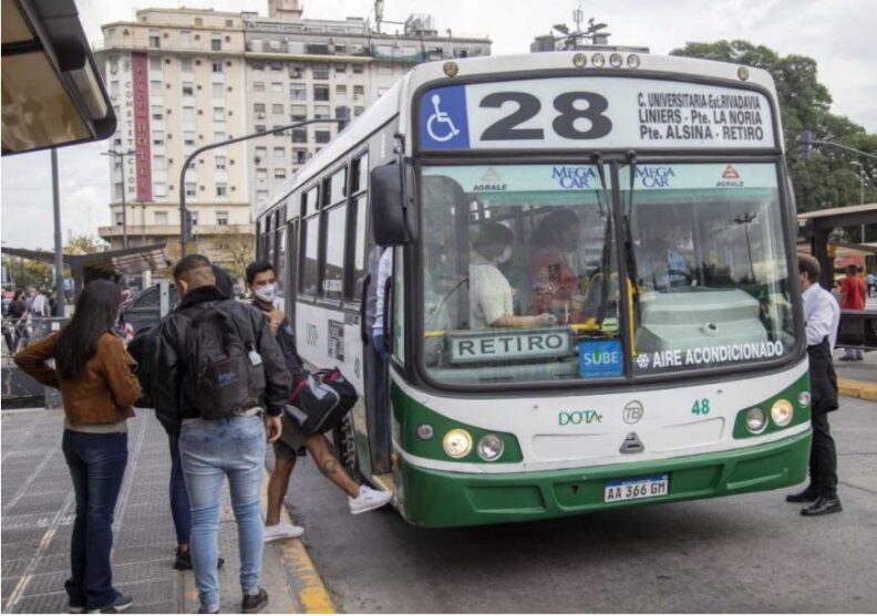 El boleto del colectivo en la Argentina es el más barato de la región, pero el servicio es uno de los peores del mundo
