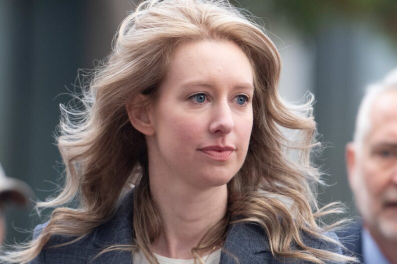 Elizabeth Holmes: quién es la multimillonaria estafadora de Silicon Valley que podría ir a la cárcel por fraude
