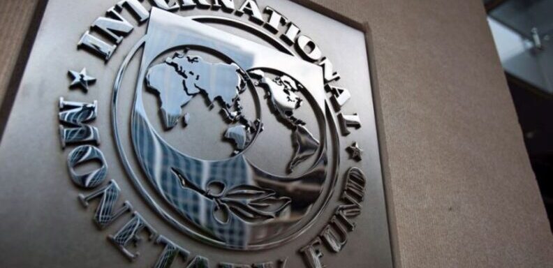Argentina recibe un alivio potencial: el FMI contempla la reducción de sobrecargos en sus préstamos