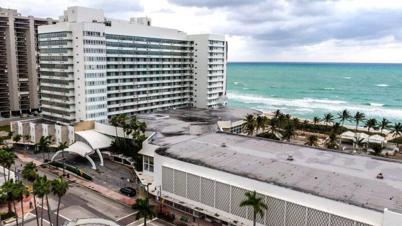 Miami Beach emite orden de demolición para el histórico hotel Deauville Beach Resort 