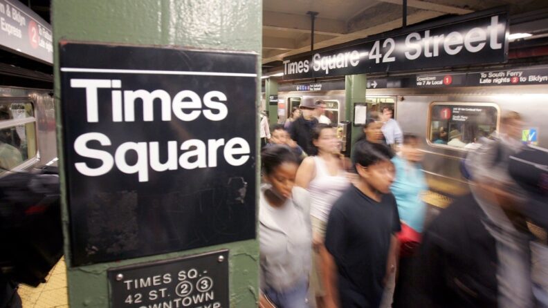 Muere una mujer al ser empujada a las vías del metro en NY