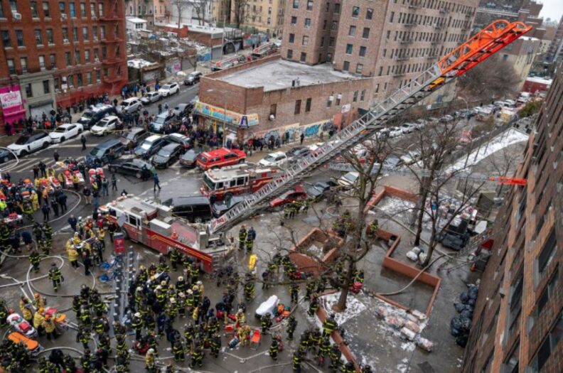 Impactante incendio en un edificio de Nueva York: 19 personas fallecieron y varios heridos de gravedad