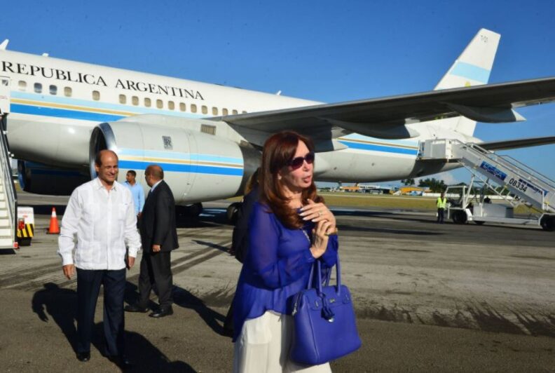 Los vuelos de Cristina Kirchner a El Calafate en aviones oficiales cuestan 18 veces más que un pasaje en Primera en Aerolíneas Argentinas