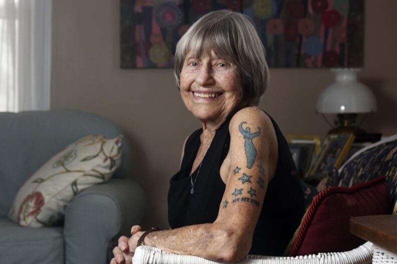 Una mujer de Michigan cumple 100 años y decidió tatuarlo en su brazo